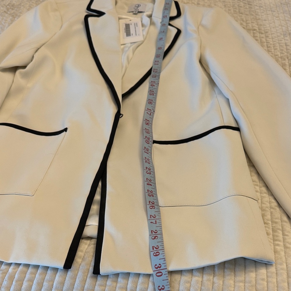Chic Cream Blazer with Black Accents - Picture 6 of 6